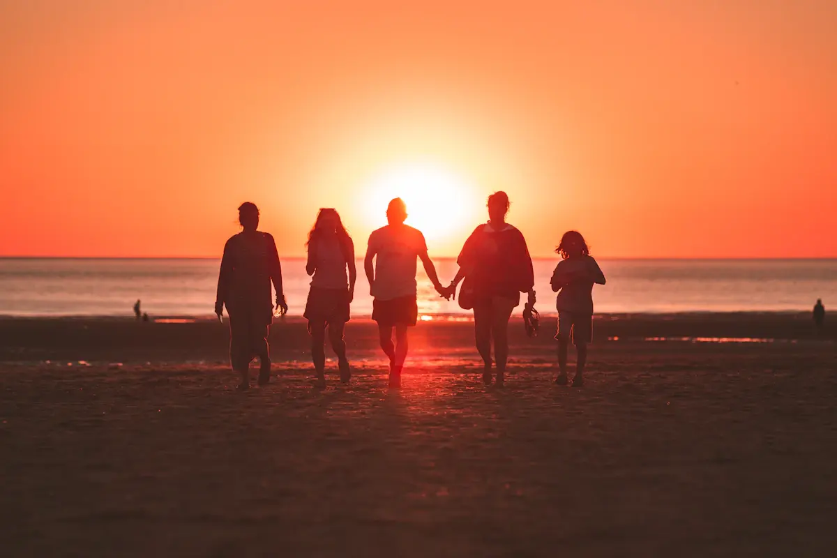 হাত ধরে একসঙ্গে হাঁটছে একটি পরিবার